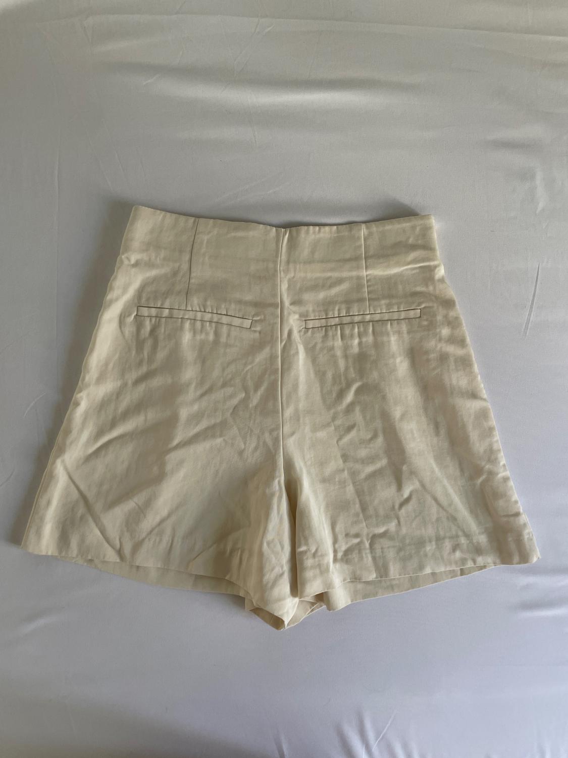 BERMUDA PLIEGUES COLOR CREMA - Image 4