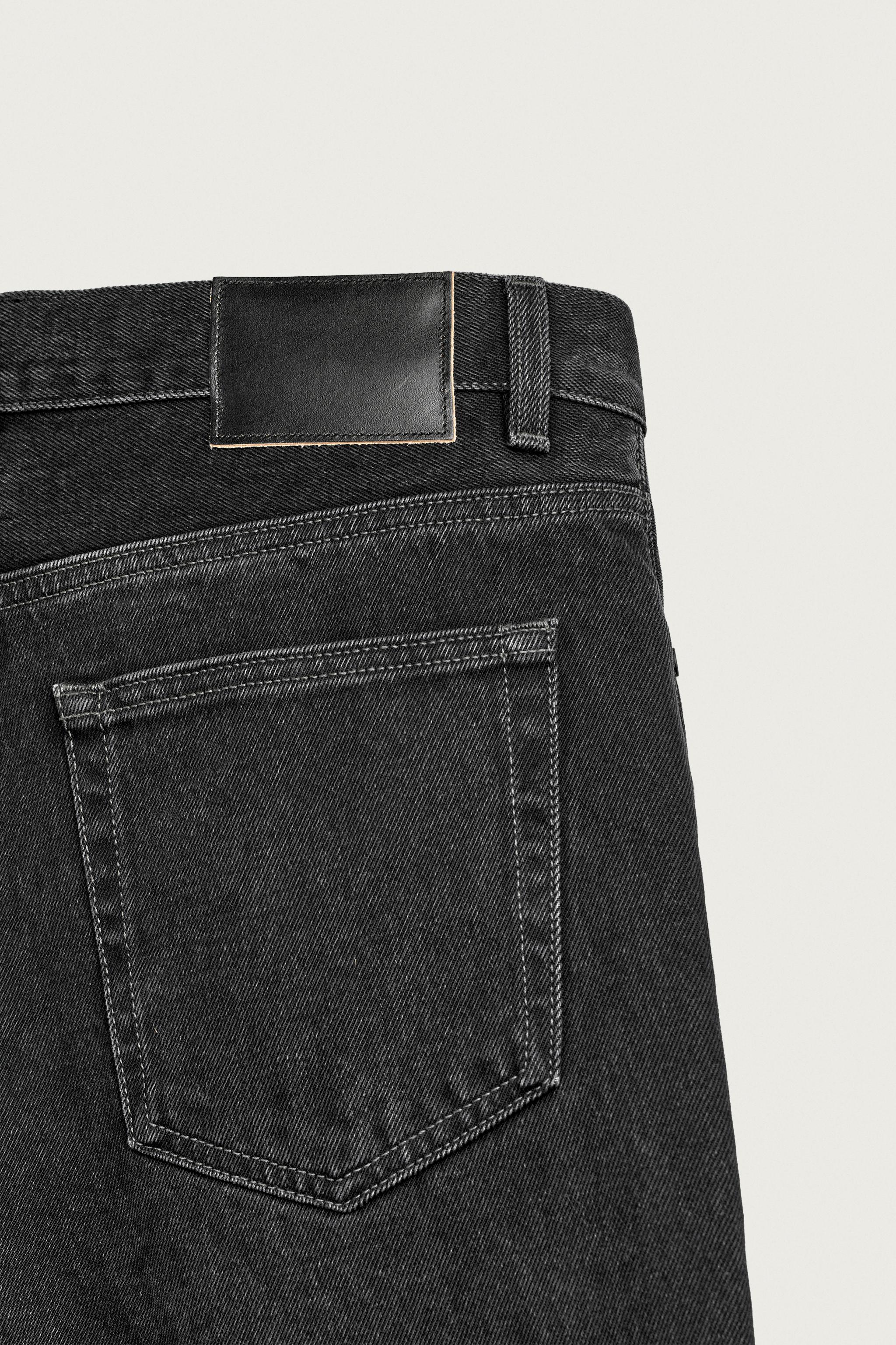 LOOSE-FIT JEANS