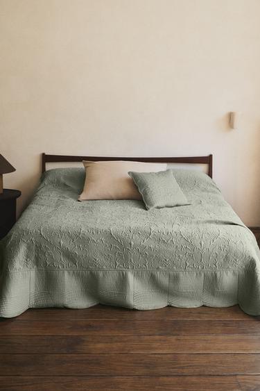 لحاف مبطن بتصميم بارز - أخضر فاتح الخاص بـ Zara