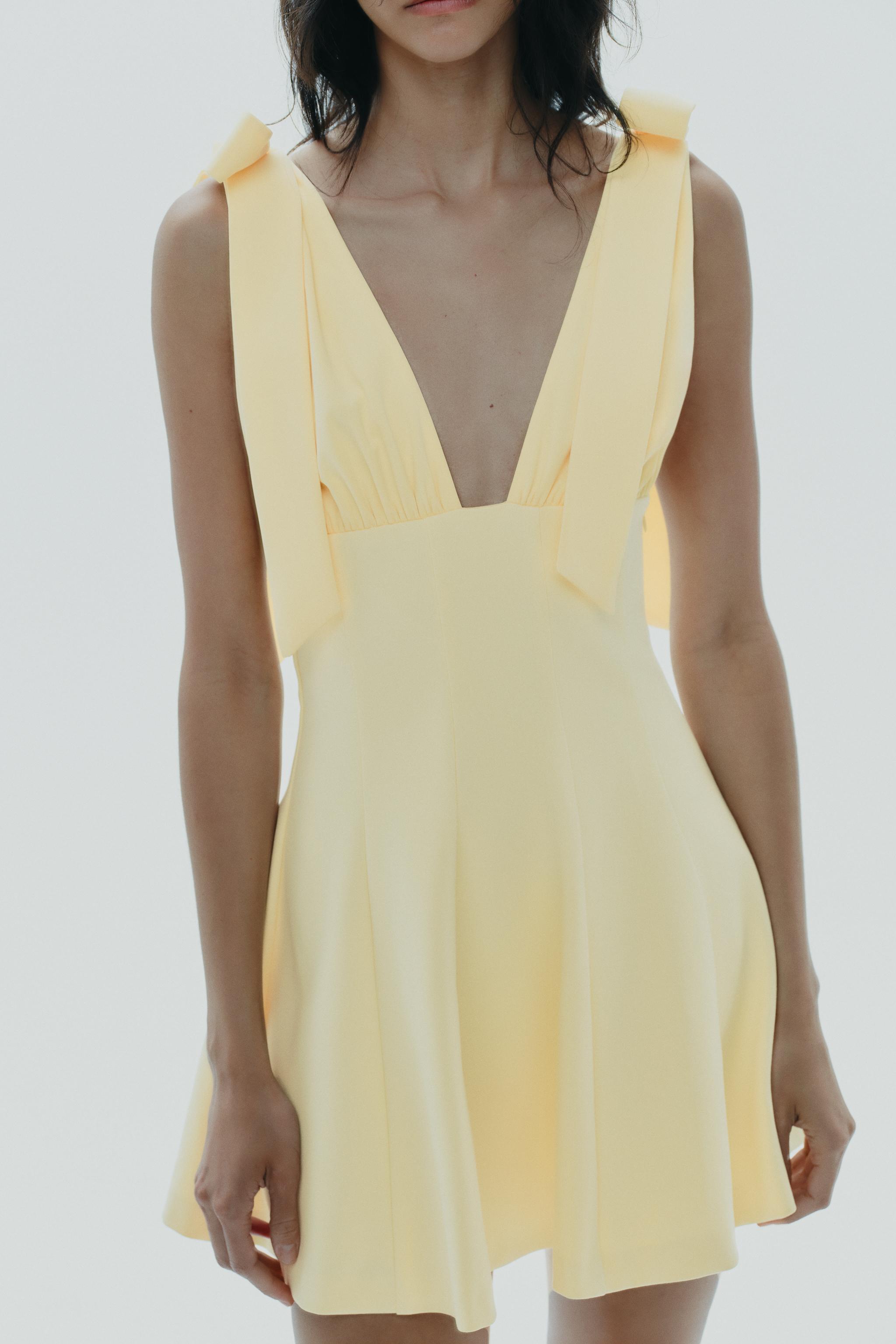 ROBE COURTE EN MATIÈRES VARIÉES À LACETS