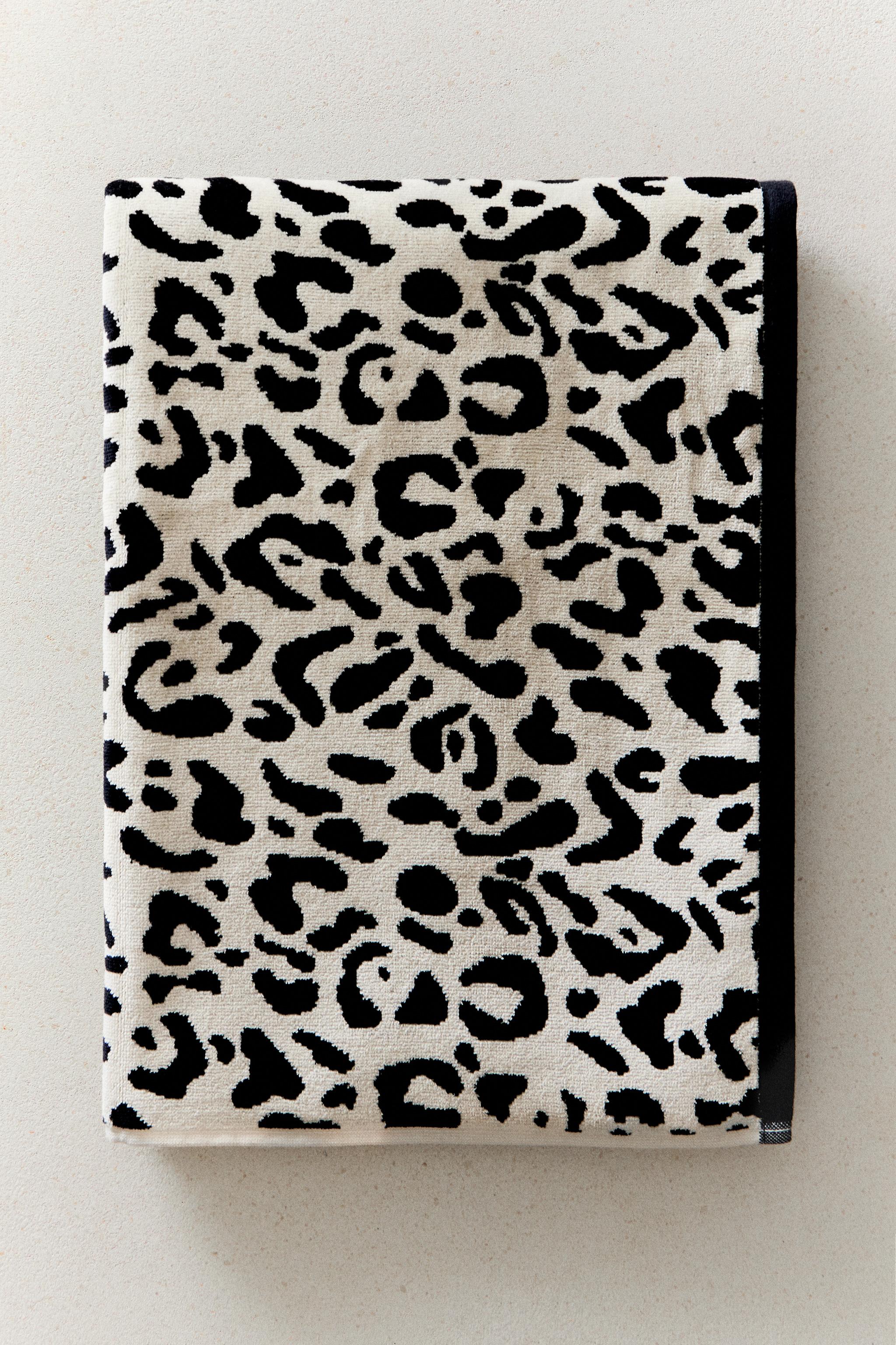ANIMAL PRINT VELOUR BATH TOWEL — Sand / Black
