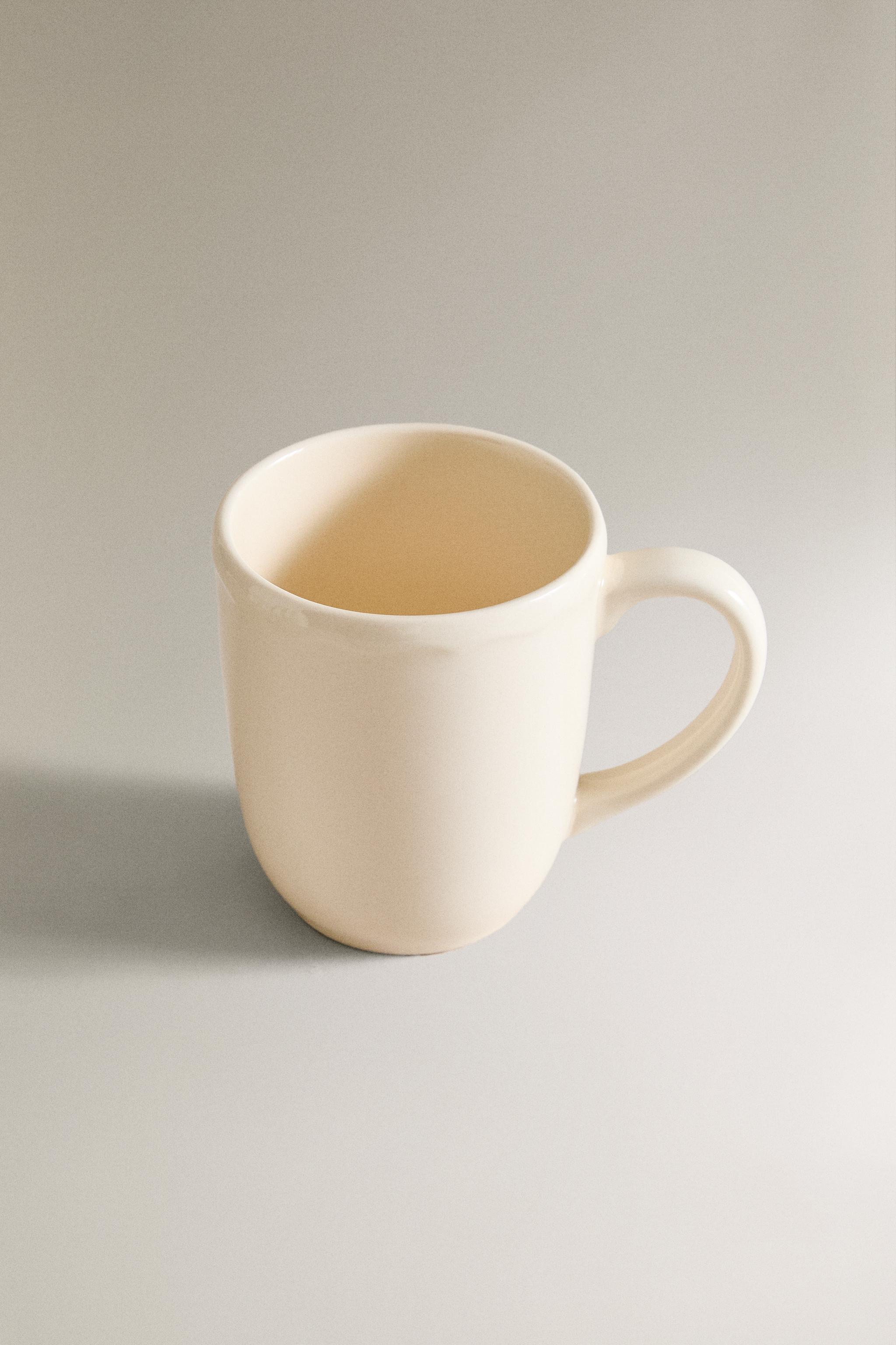 EARTHENWARE MUG WITH A RAISED-DESIGN EDGE — Ecru