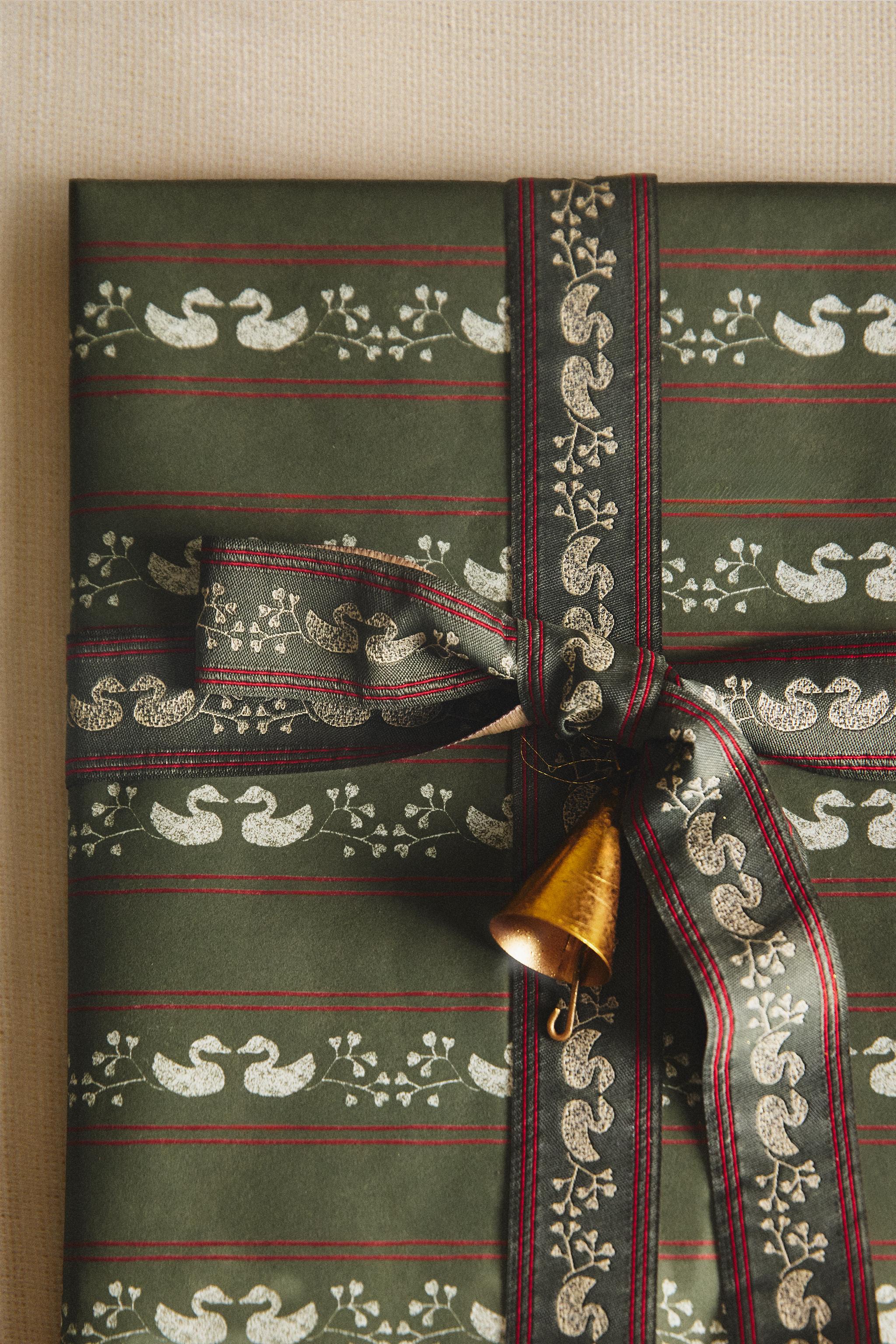 CHRISTMAS GIFT WRAPPING RIBBON WITH DECORATIVE DUCKLINGS