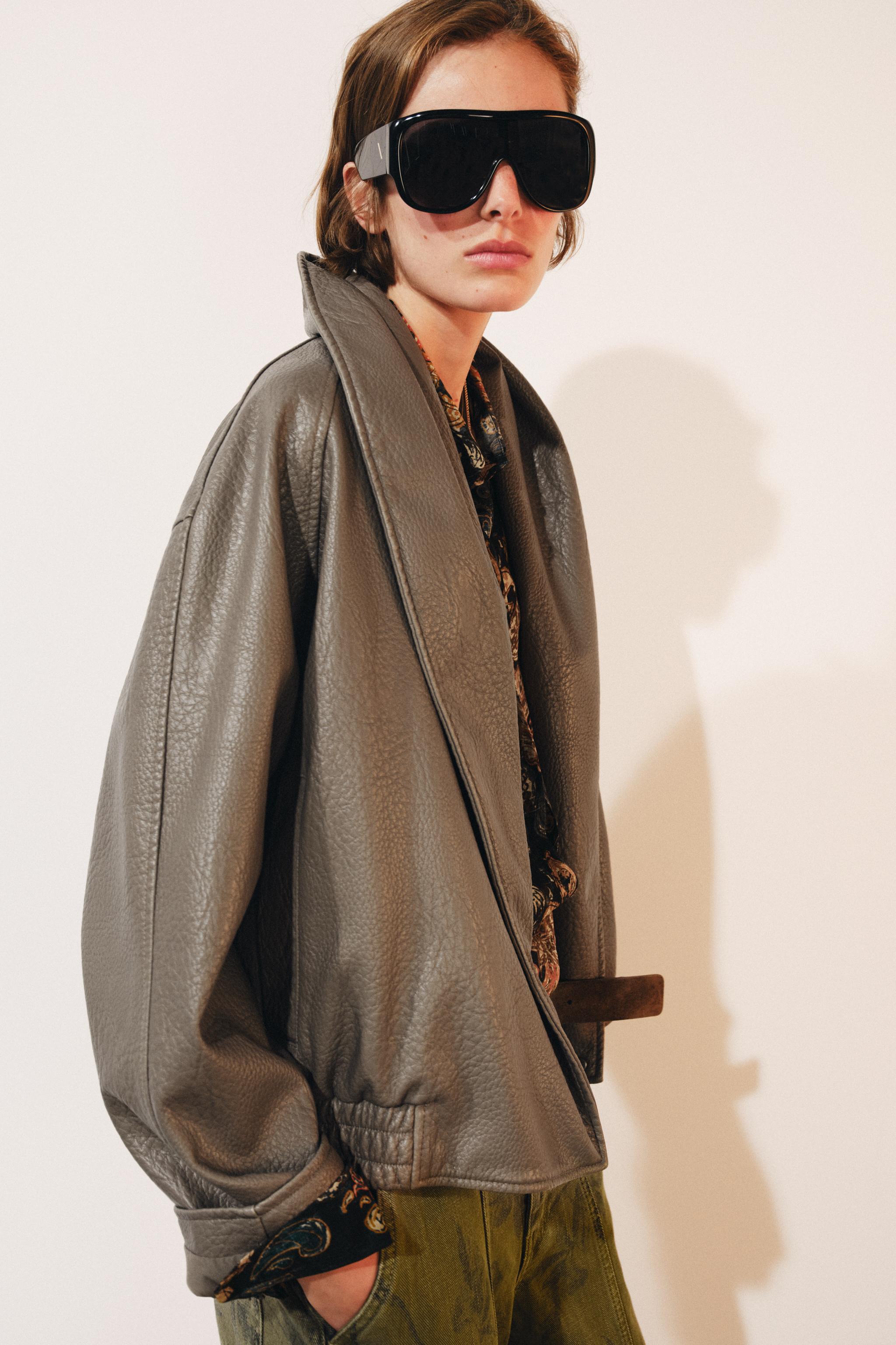 Женские куртки Zara ZW COLLECTION FAUX LEATHER DOUBLE-BREASTED JACKET — фото 4
