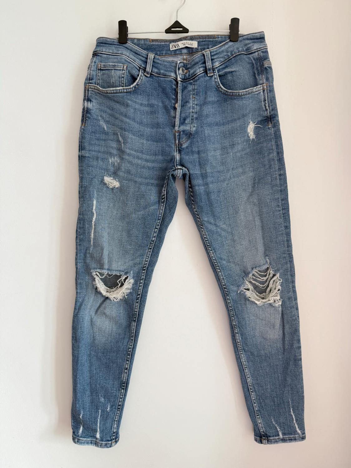 RIPPED SKINNY JEANS