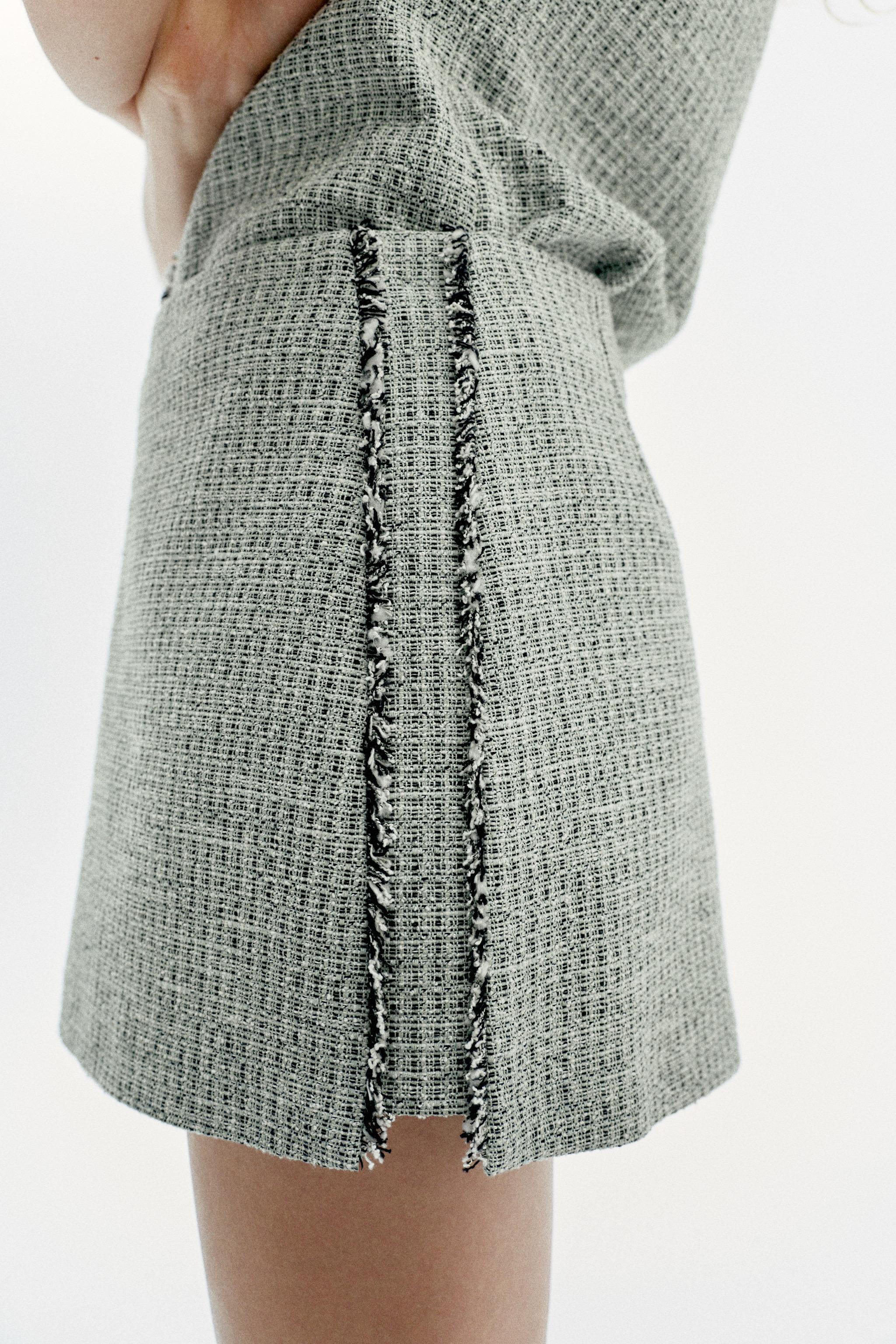 TEXTURED FRAYED MINI SKIRT
