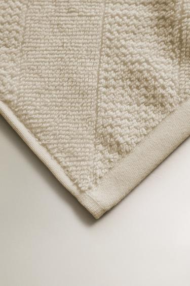 SERVIETTE DE BAIN TEXTURE DIAGONALE - Ivoire de Zara - Image 2