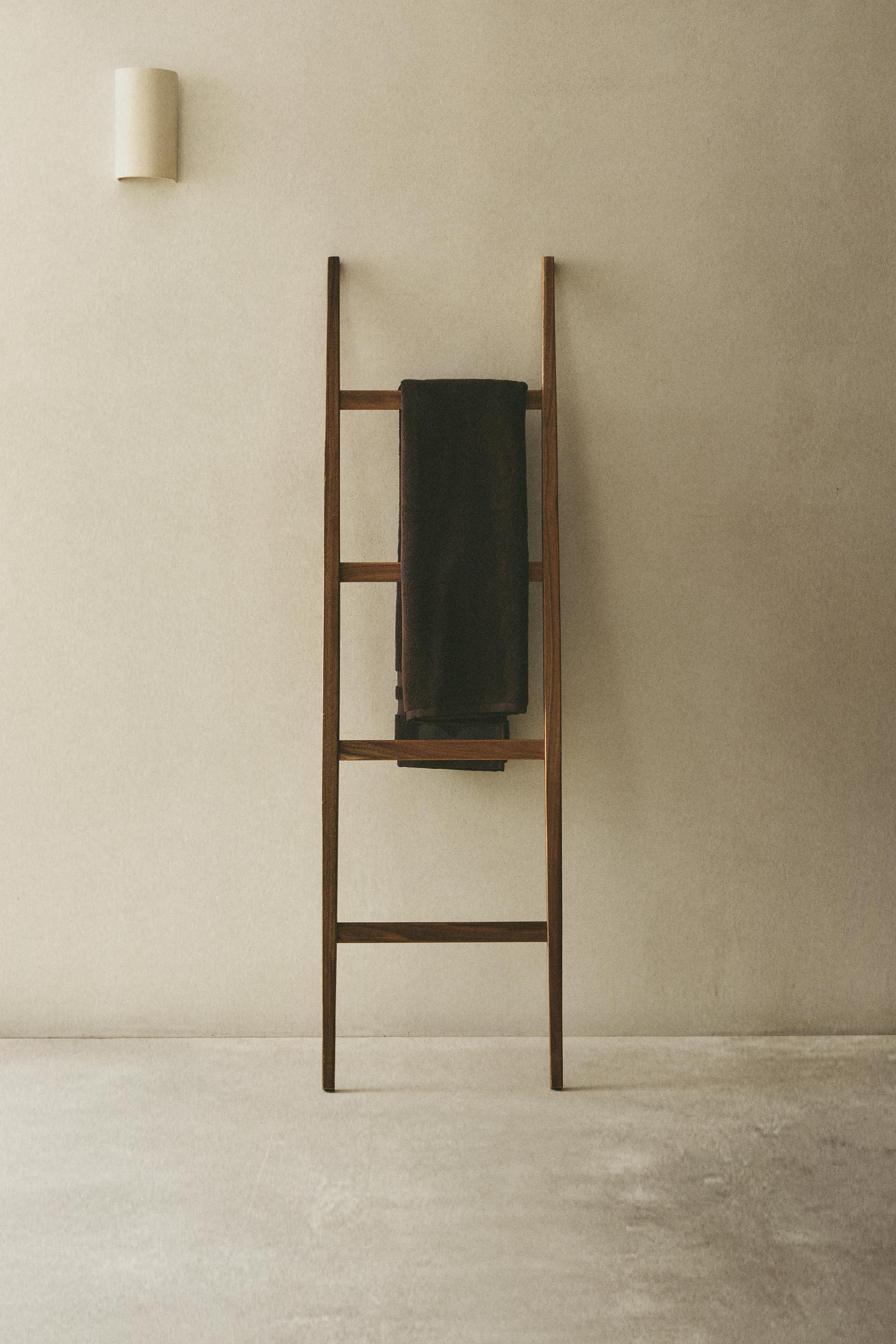 Acacia Wood Towel Rack - Nordic Style 4 Rungs