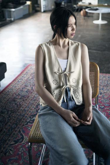 리넨 펀칭 자수 베스트 - Zara 크림