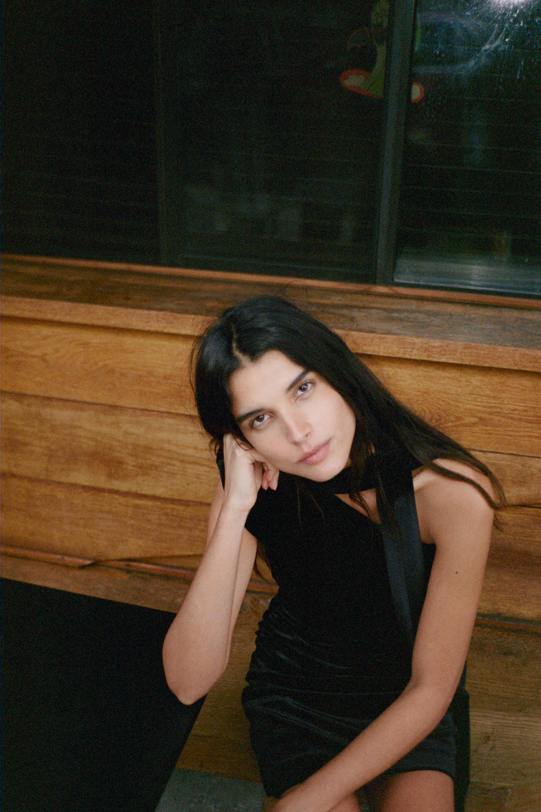 ROBE COURTE EN VELOURS AVEC FOULARD