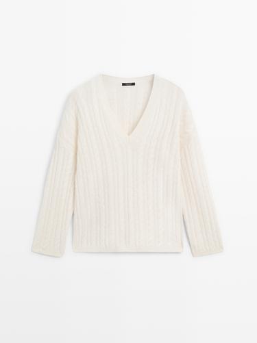 Pull tressé à col en V - Écru de Zara
