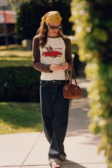 טי שירט פלאמה איור Gremlins™ & © X Dylan´s T-Shirt Club X Zara - חום/לבן של Zara