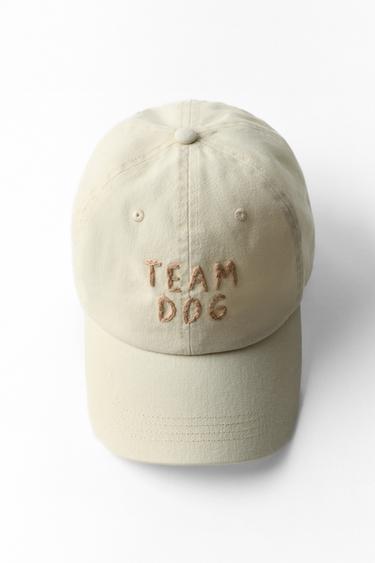 قبعة من نسيج قطني بنص وكلب - بيج الخاص بـ Zara