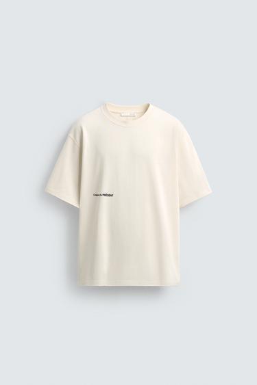 ФУТБОЛКА С КОНТРАСТНЫМ ПРИНТОМ И НАШИВКАМИ — ЖЕЛТОВАТО-БЕЛЫЙ от Zara