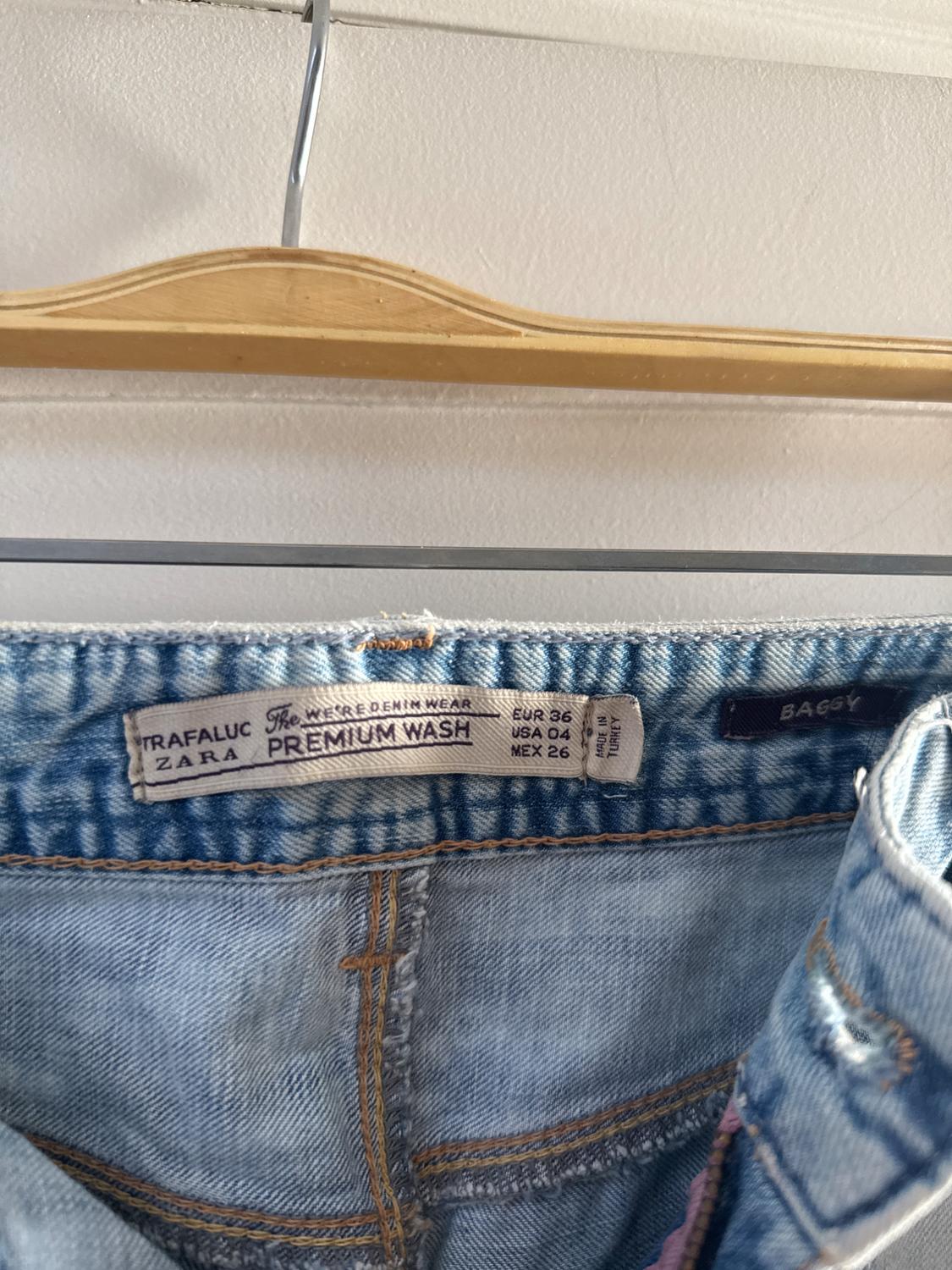 BAGGY JEANS CINTURA Y TRASERO, MÁS APRETADOS EN LA PANTORRILLA. - Image 4