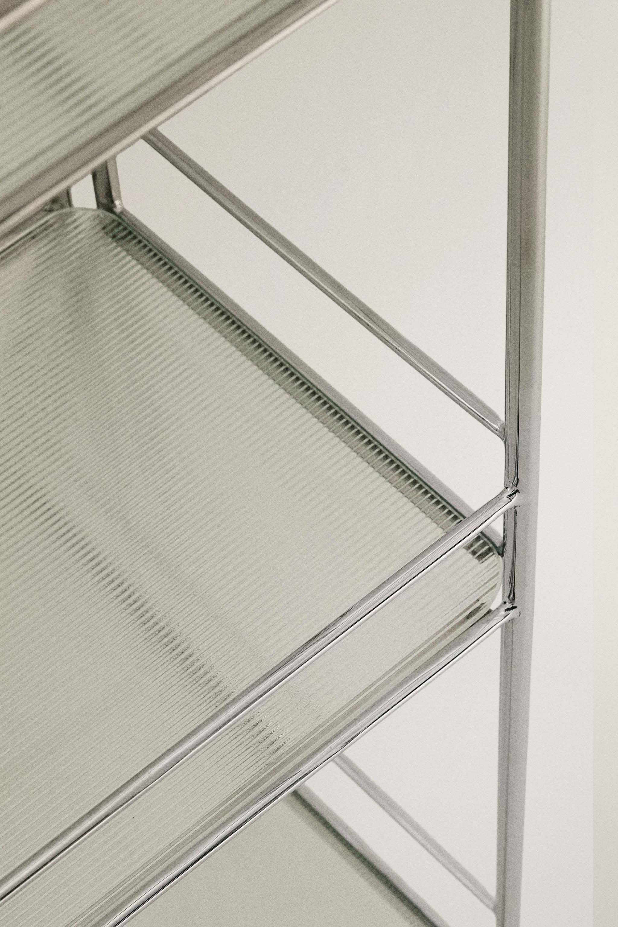 MEUBLE DE RANGEMENT EN ACIER ET VERRE