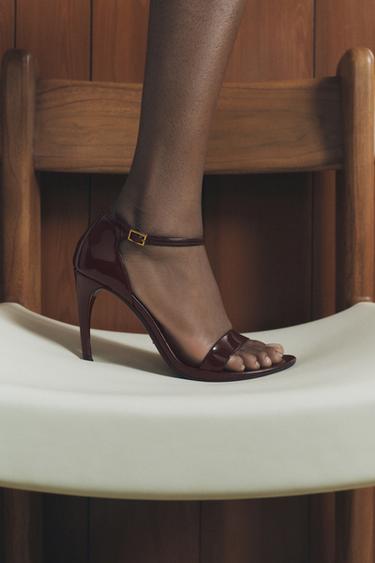 БОСОНОЖКИ ИЗ ЛАКИРОВАННОЙ ИСКУССТВЕННОЙ КОЖИ С РЕМЕШКОМ — Бордово-красный от Zara — изображение 0