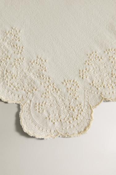 EMBROIDERED BLONDE LACE PLACEMAT - White by Zara - Image 2