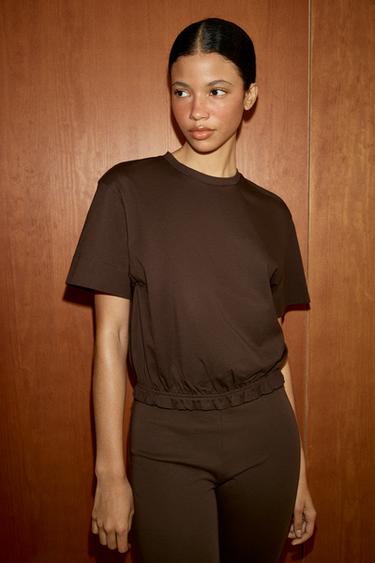 T-SHIRT À FRONCES AU BAS - Marron foncé de Zara - Image 1