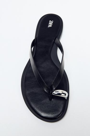SANDALIA PLANA DETALLE METÁLICO - Negro de Zara