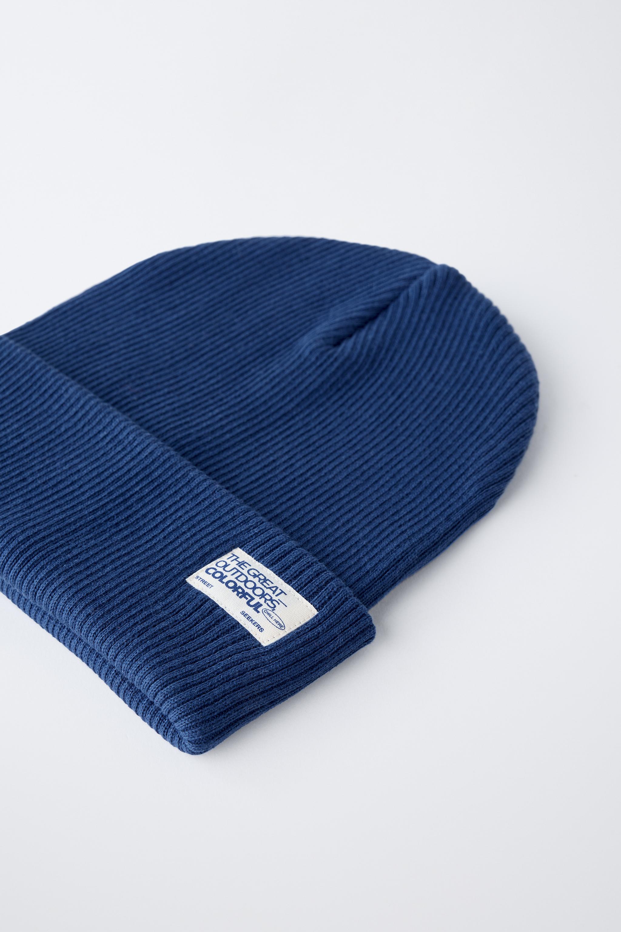BONNET EN MAILLE CÔTELÉE AVEC ÉTIQUETTE