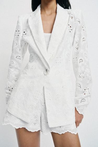 TAILLIERTER BLAZER MIT SCHULTERPOLSTERN UND PERFORIERTER STICKEREI - Weiß von Zara