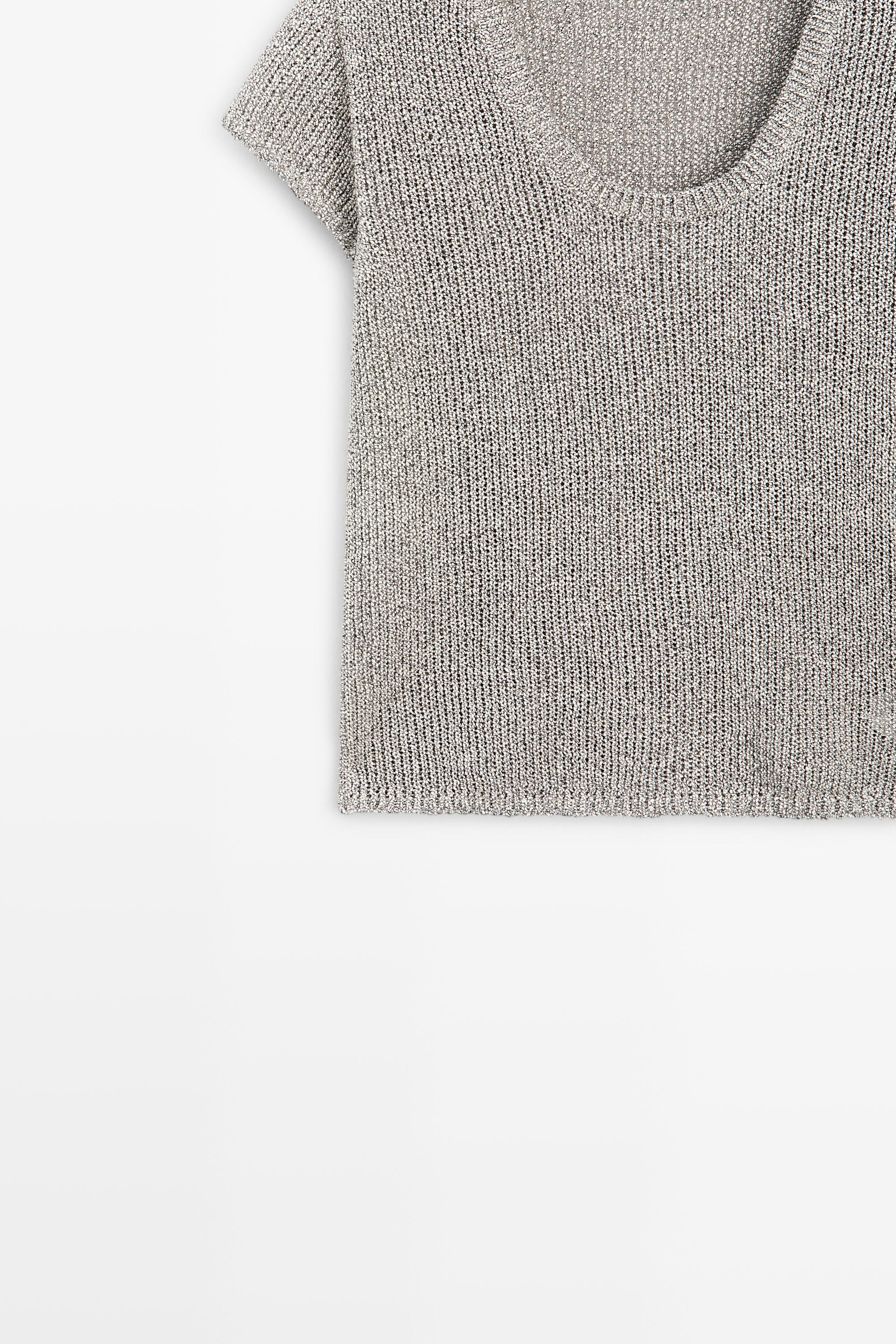 Short sleeve knit sweater with thread detail