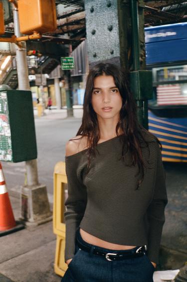 سترة محاكة غير متماثلة RIB - كاكي الخاص بـ Zara