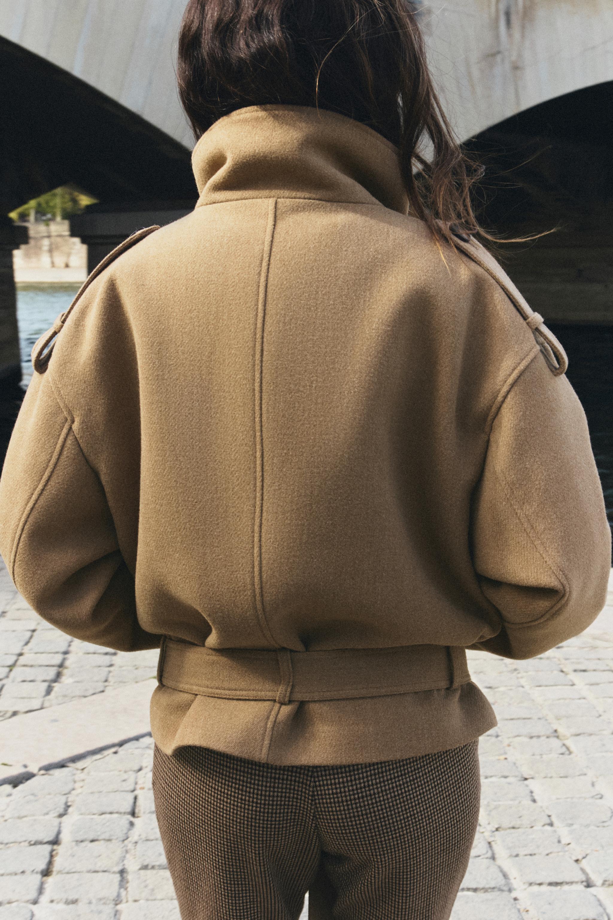 MANTEAU COURT COL MONTANT CEINTURE