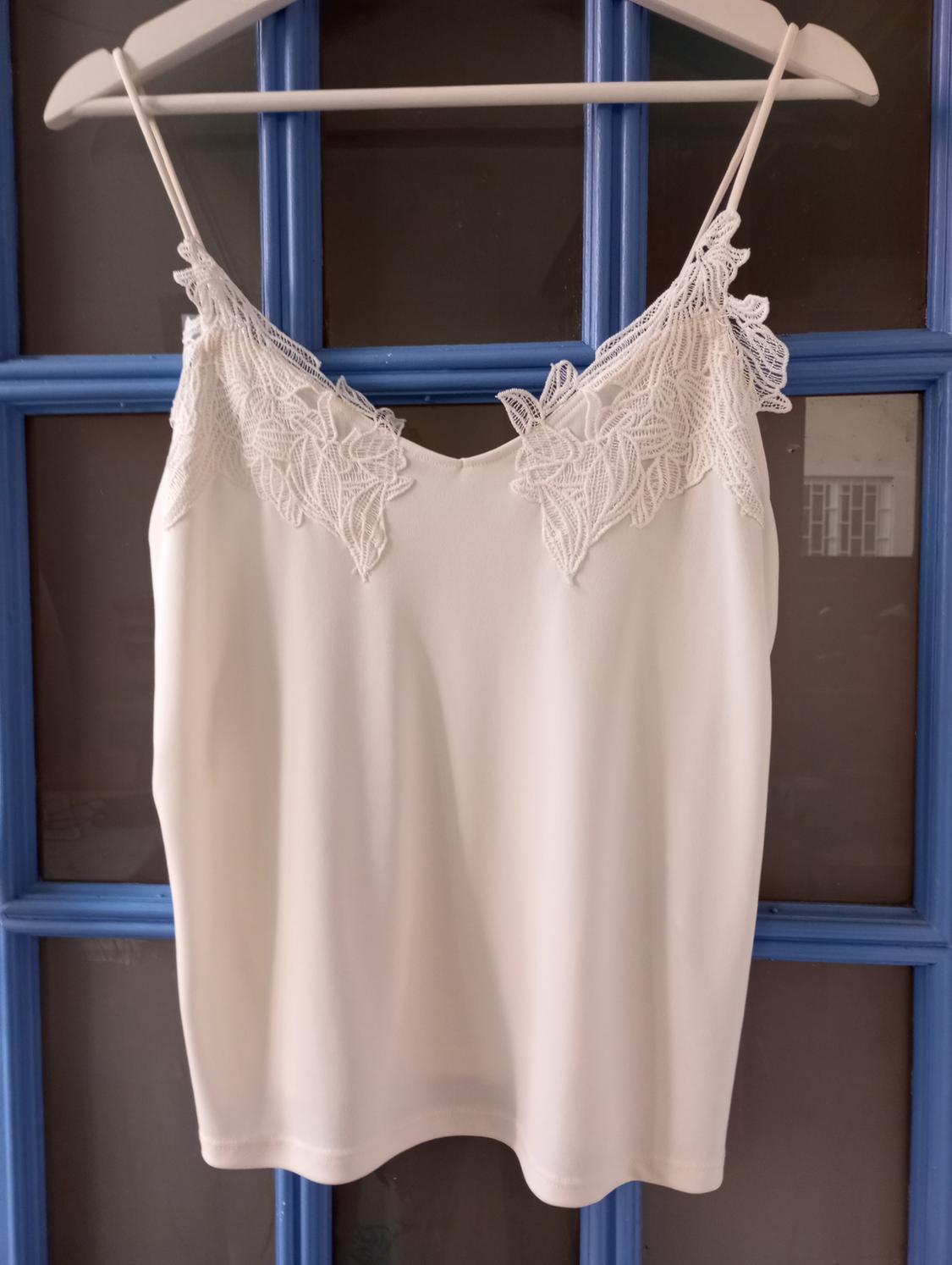 LACE-TRIMMED CAMISOLE TOP