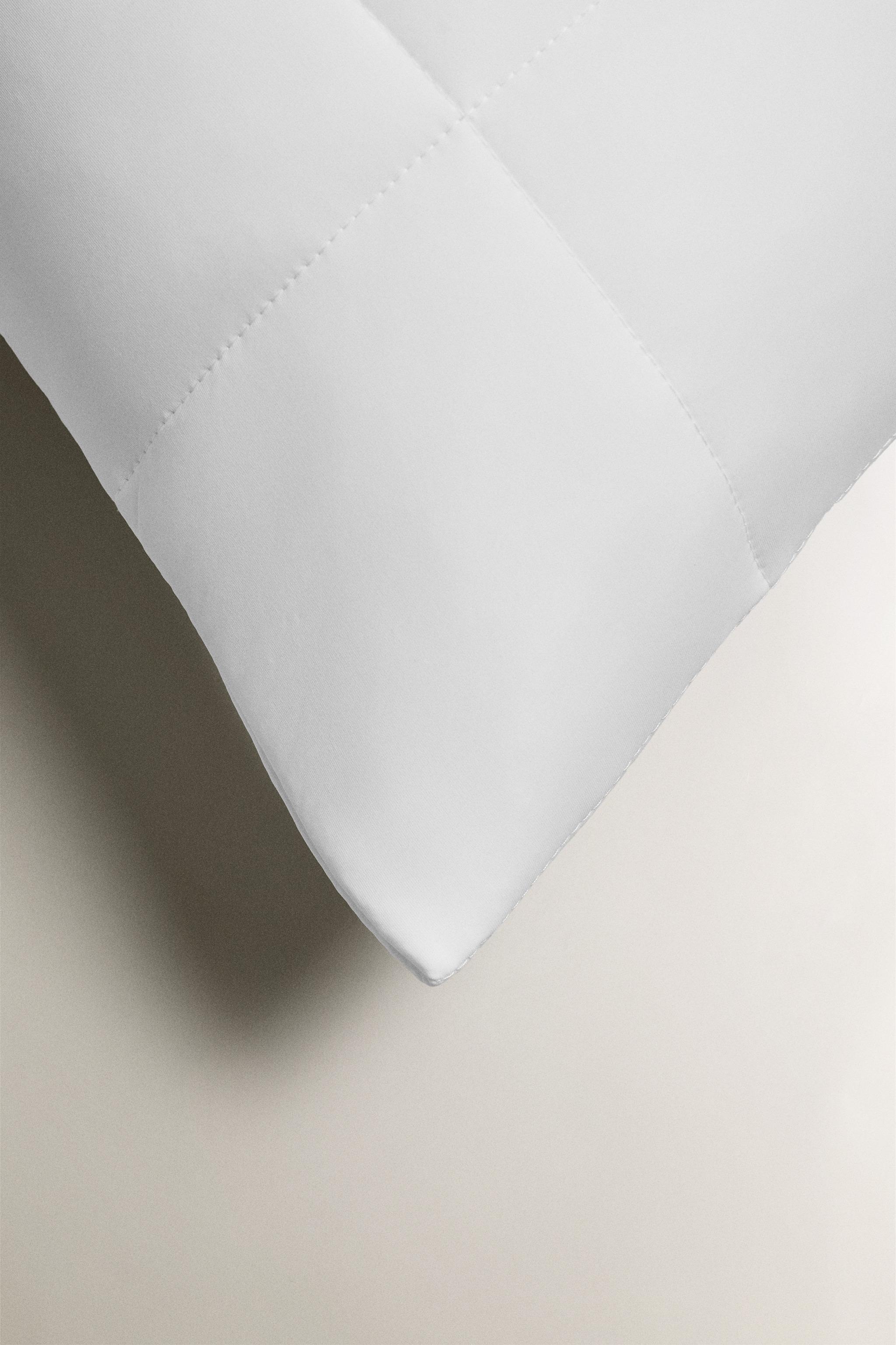 COOLING EFFECT PILLOW PROTECTOR — White