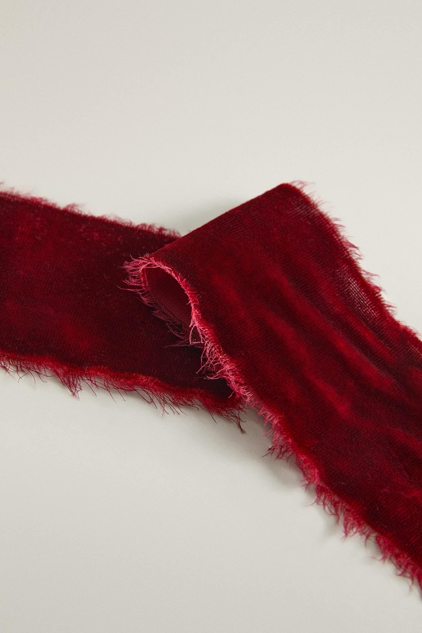 Zara Frayed Velvet Christmas Gift Ribbon, цвет: Красный — фото 4
