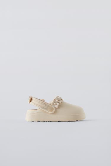 РЕЗИНОВЫЕ САБО С ЦВЕТОЧНЫМИ ДЕТАЛЯМИ — Небеленый от Zara — изображение 0