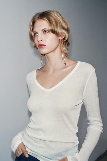T-SHIRT DÉCOLLETÉ EN V - Blanc cassé de Zara