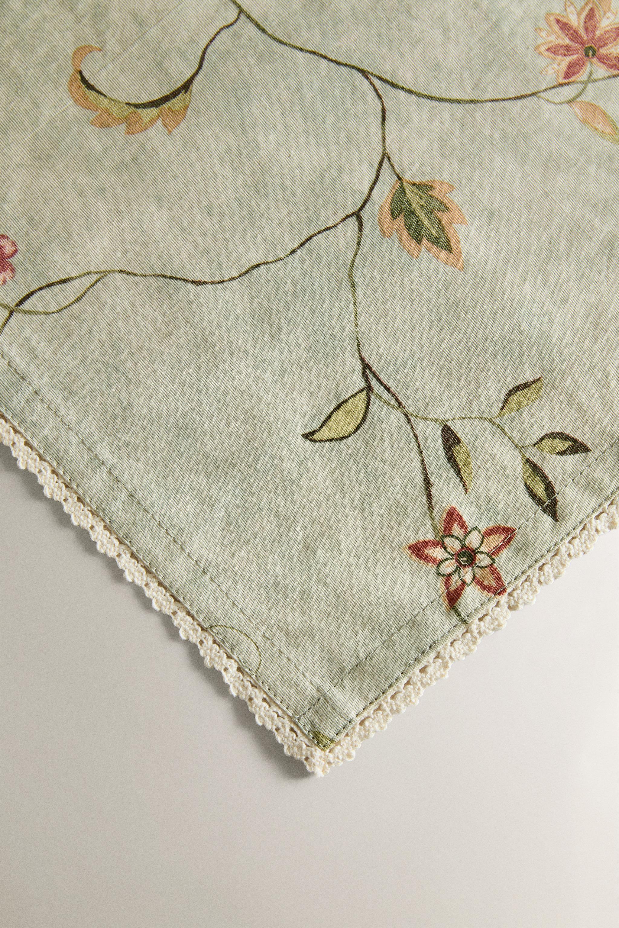CHEMIN DE TABLE IMPRIMÉ FLEURI ET DENTELLE