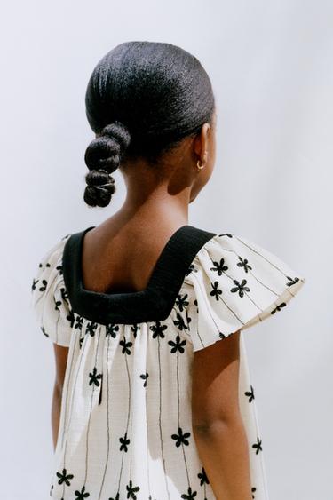 שמלת פרחים רקומים - קש של Zara