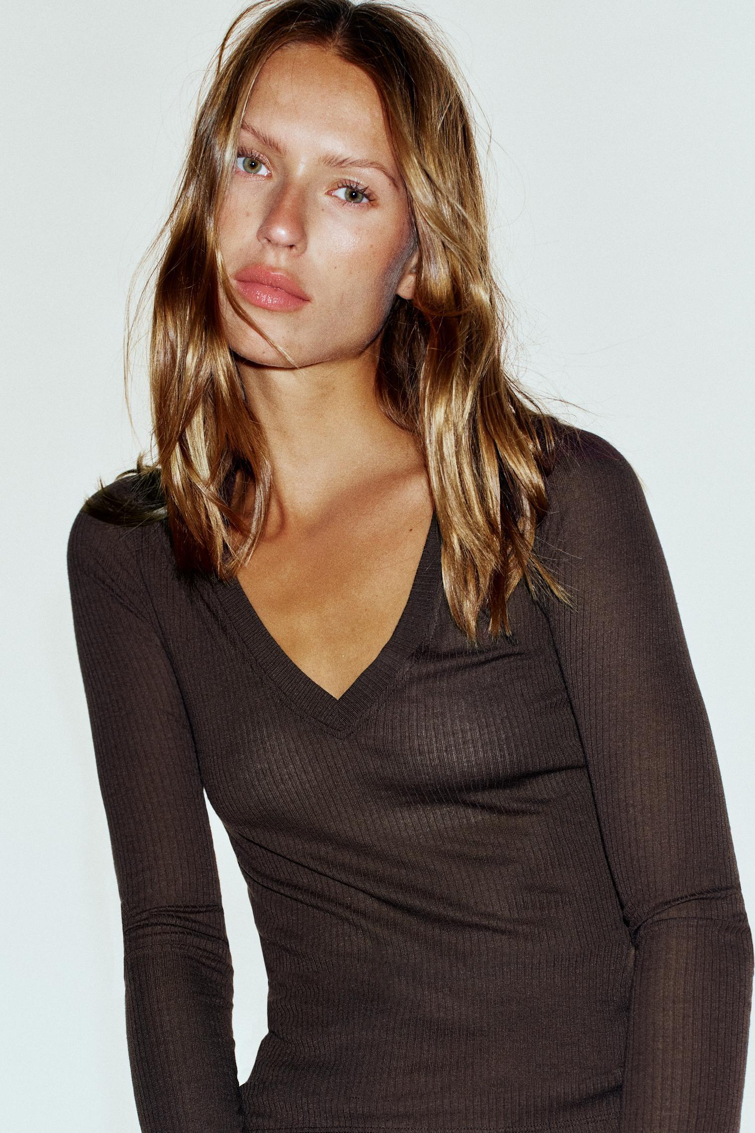 RIBBED V-NECK T-SHIRT