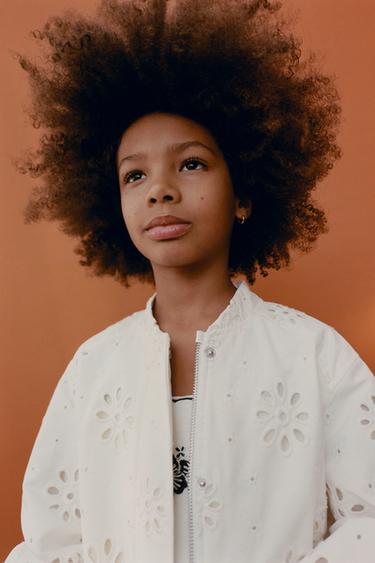 КУРТКА СО ШВЕЙЦАРСКОЙ ВЫШИВКОЙ — БЕЛЫЙ от Zara