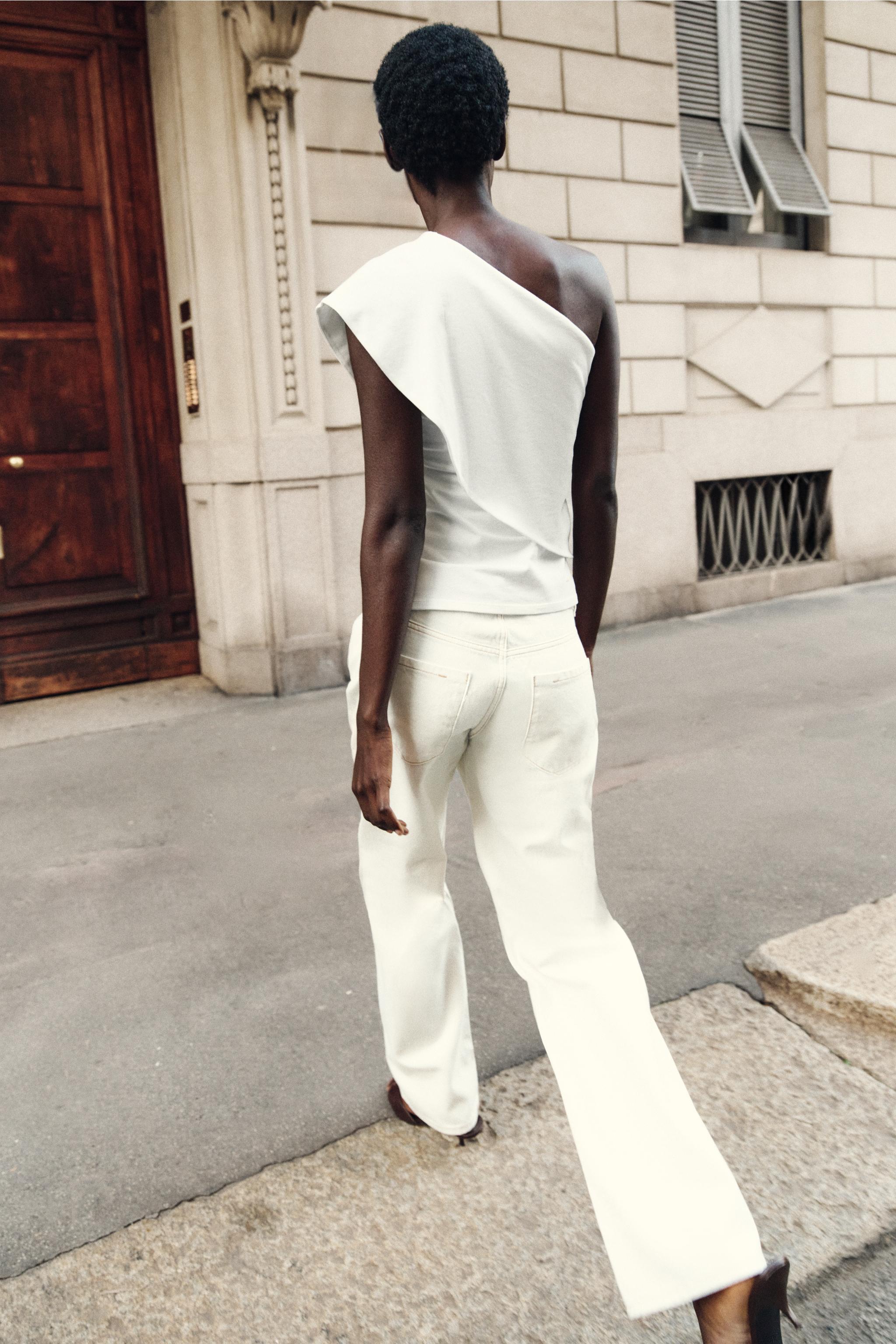 ASYMMETRIC INTERLOCK TOP