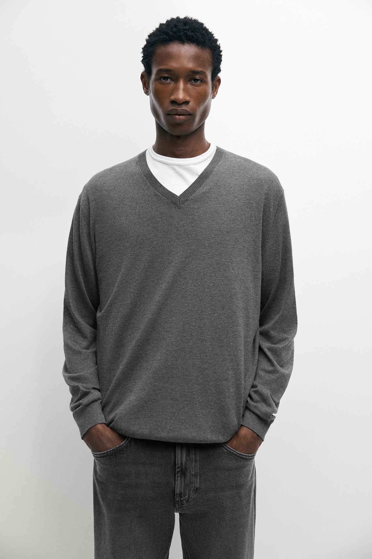 Cotton blend V-neck knit sweater — Mid-gray