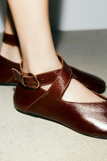 BALLERINES EN CUIR EFFET VERNI - Marron de Zara - Image 1