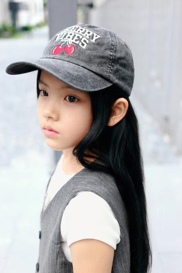 3-14 AÑOS/ GORRA EFECTO LAVADO BORDADO CEREZAS - Negro de Zara