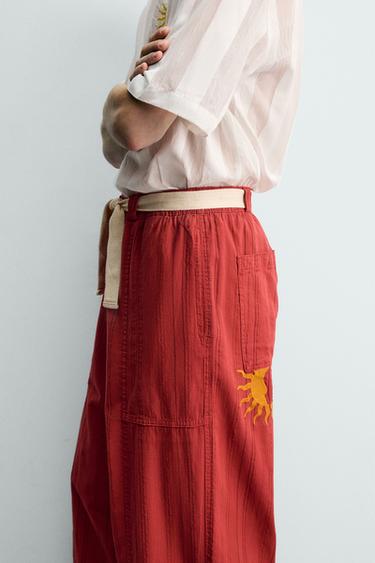 PANTALON DÉCONTRACTÉ STRUCTURÉ À RAYURES - Rouge de Zara - Image 5