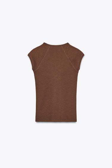 CAMISETA ESCOTE PICO RIB - Chocolate de Zara