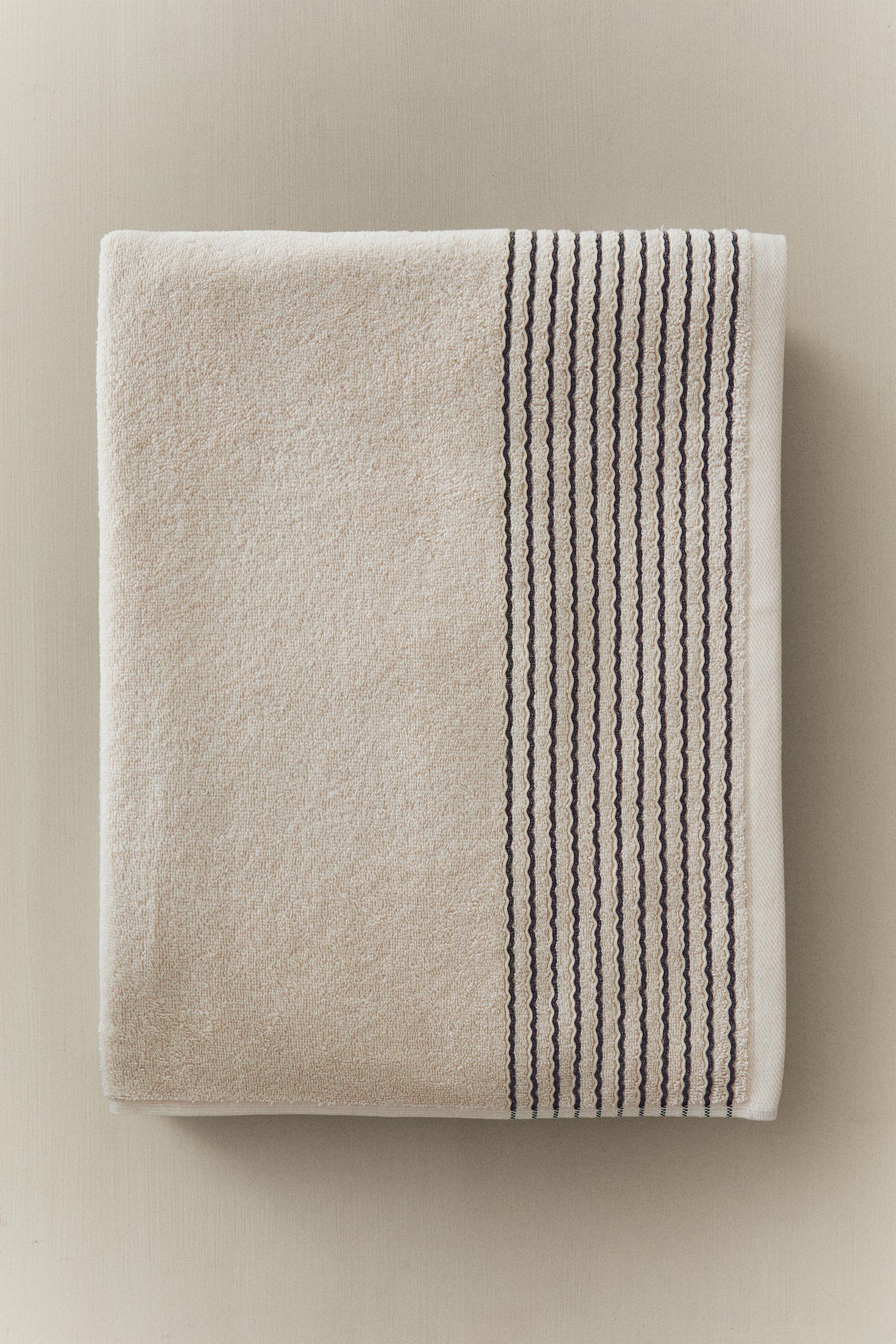BATH TOWEL WITH PLEATED BORDER
