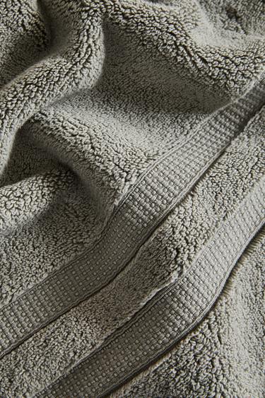 EXTRA SOFT DOUBLE BORDER BATH TOWEL - Greenish by Zara