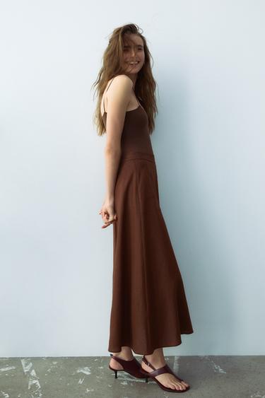 Zara Midi skirt made of linen and 48% viscose. Mid waist with elastic at back. Side pockets. Front slit. Hidden zip closure at side. - Chocolate