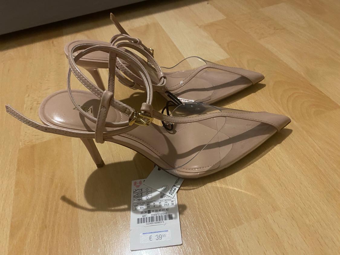 Γόβες σε χρώμα nude με διαφανή τμήματα και λουράκια σε όψη ξύλου. Στοιχεία: ZARA, AIRFIT, ART: 2249/510/098, € 39.95.