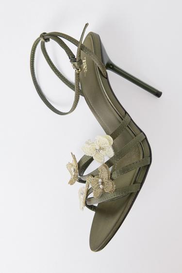 صندل بكعب تأثير الساتان وتطريزات - أخضر كاكي الخاص بـ Zara