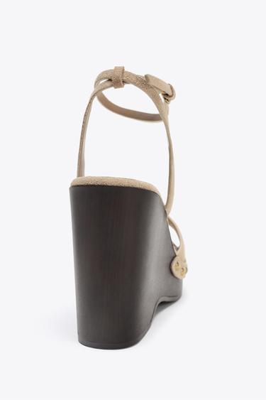 SANDALES À CLOUS EN DAIM - Marron sable de Zara - Image 4
